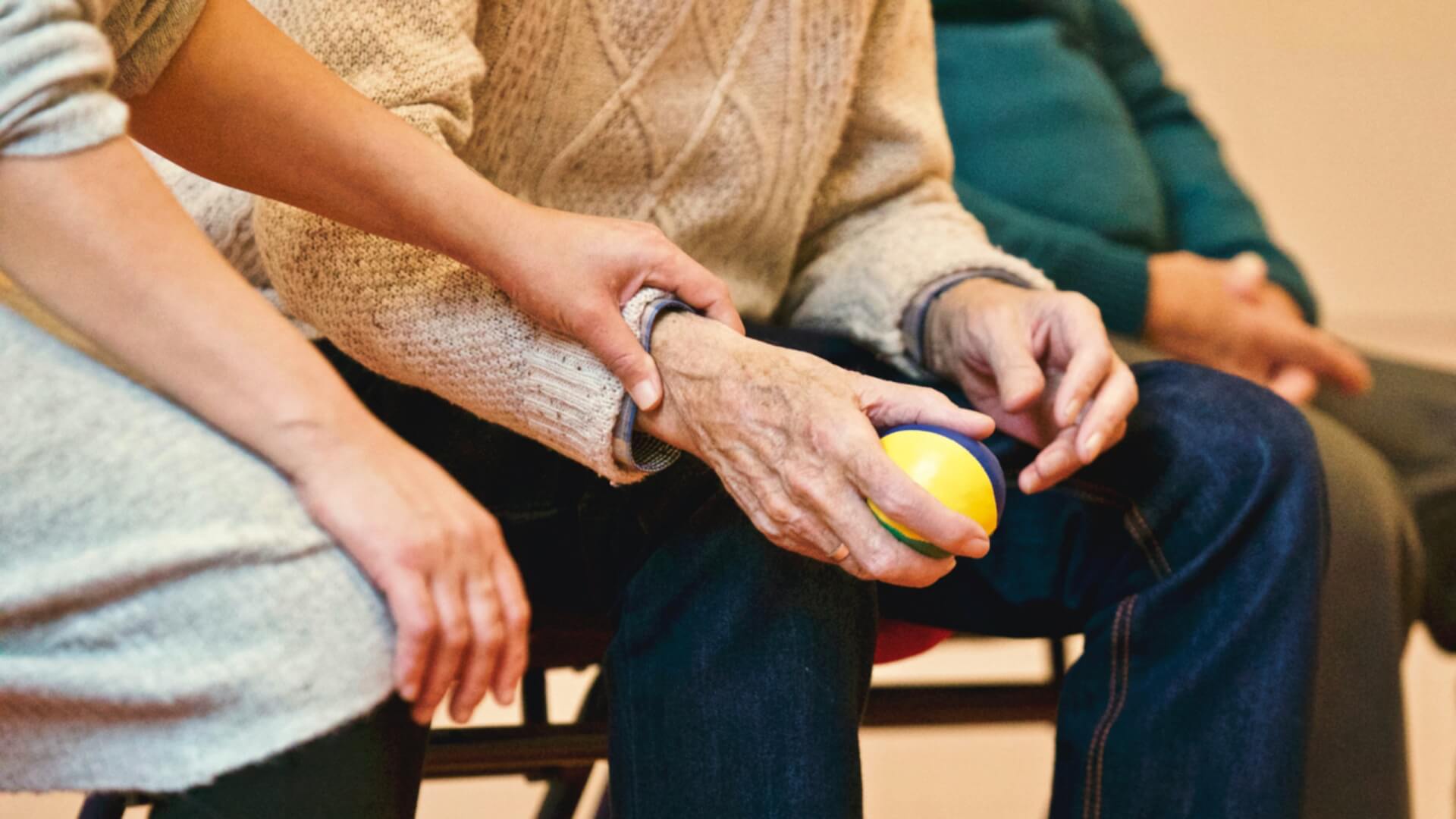7 Reasons to hire a home caregiver and how to do it